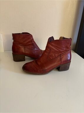 Frye red leather ankle boots with a boho vibe #western #boho

Frye Womens